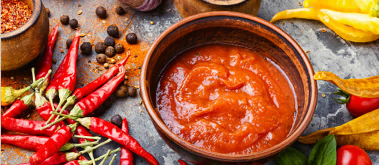 Can you spot the correct way to complete this thought? Mary _____ spicy food.